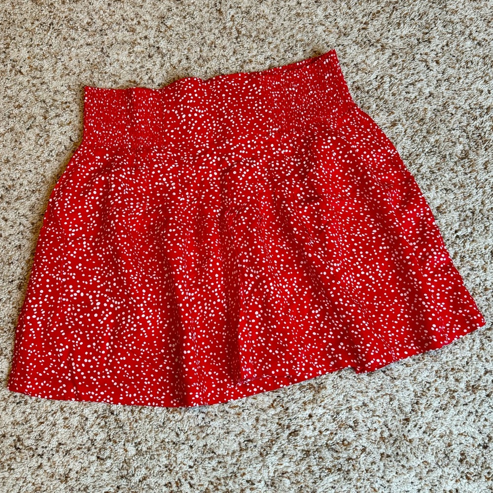 GAP Women’s skirt ~NWOT~ Size S. Red with white dots.